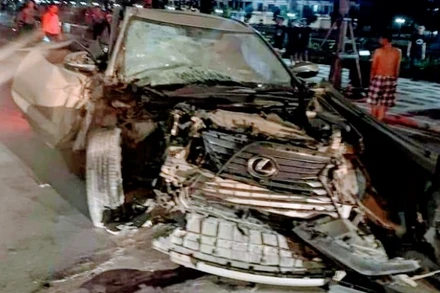 Chiếc xe Lexus gây tai nạn liên hoàn.