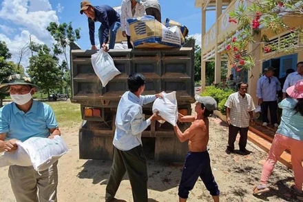 Gạo và dụng cụ y tế chuyển đến các địa phương, ngày 29-8.