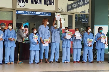 Thứ trưởng Nguyễn Trường Sơn chúc mừng 10 bệnh nhân tại Đà Nẵng khỏi bệnh.