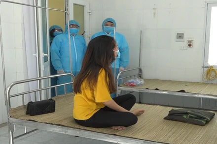 Lãnh đạo huyện Quảng Xương, tỉnh Thanh Hóa kiểm tra hoạt động cách ly, theo dõi sức khỏe người có yếu tố dịch tễ liên quan tại khu cách ly tập trung.