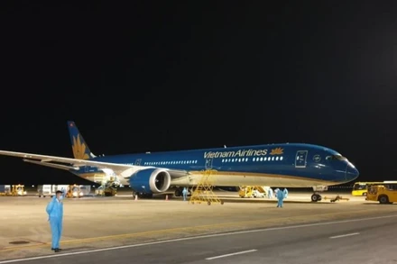 Chuyến bay đưa 317 công dân Viieetj Nam trở về từ Canada xuống sân bay Vân Đồn - Quảng Ninh.