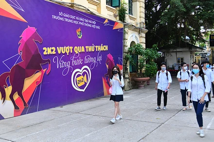 Ngay từ sáng sớm, tại điểm thi Trường THPT Việt Đức (quận Hoàn Kiếm), nhiều thí sinh đã có mặt để chuẩn bị cho buổi thi đầu tiên.