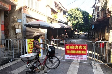 Các chợ dân sinh ở Hải Dương thực hiện giãn cách xã hội.