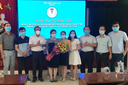 Lãnh đạo Sở Y tế Quảng Nam tặng hoa, cảm ơn Đoàn chuyên gia TP Hồ Chí Minh.