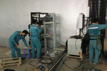 Nhân viên kỹ thuật của Viettel lắp đặt hệ thống hạ tầng kỹ thuật tại Bệnh viện dã chiến