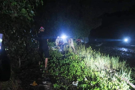 Lực lượng chức năng đang tổ chức tìm kiếm các nạn nhân mất tích. (Ảnh: VŨ LÊ).