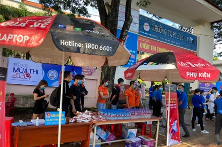 Điểm tiếp sức mùa thi cũng là nơi hỗ trợ cài đặt Bluezone ở Bình Phước.