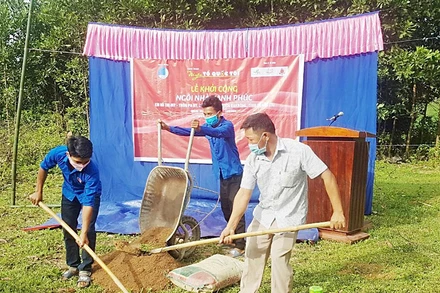 Lễ khởi công công trình “Ngôi nhà hạnh phúc” tặng em Hồ Thị My, học sinh lớp 3A Trường tiểu học Tà Long (xã Tà Long, huyện Đa Krông, tỉnh Quảng Trị).