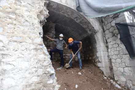 Lực lượng chức năng thi công đục vòm cầu đường sắt.