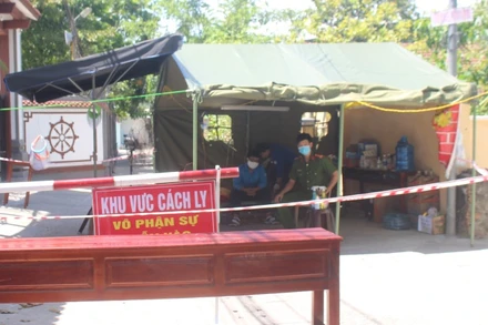 Lực lượng chức năng lập chốt kiểm dịch tại khối phố Mỹ Đông.