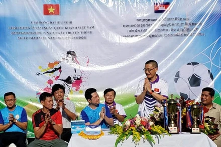 Đại sứ Vũ Quang Minh phát biểu khai mạc Giải bóng đá hữu nghị.