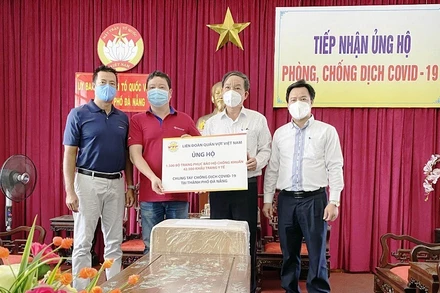 Đại diện VTF trao tặng vật tư y tế hỗ trợ Đà Nẵng phòng, chống dịch.