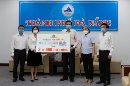 Trao tặng hệ thống trao đổi oxy qua màng ngoài cơ thể ECMO cho Đà Nẵng.