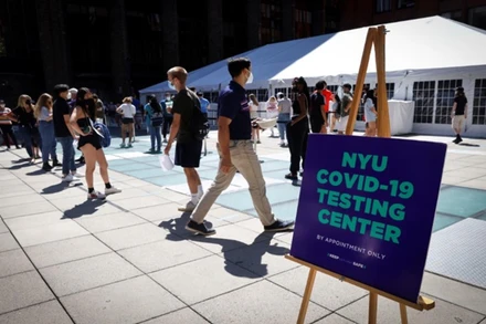 Giảng viên, sinh viên và nhân viên của Đại học New York xếp hàng chờ làm xét nghiệm Covid-19 trong khuôn viên chính của trường này, ngày 18-8. (Ảnh: Reuters)