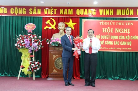 Đồng chí Nguyễn Thanh Bình, Ủy viên Trung ương Đảng, Phó Trưởng ban Thường trực Ban Tổ chức Trung ương trao quyết định chuẩn y của Bộ Chính trị cho đồng chí Bí thư Tỉnh ủy Phú Yên Phạm Đại Dương.