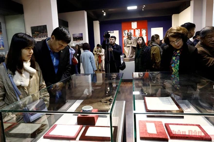 Công chúng xem Trưng bày chuyên đề Kỷ niệm 90 năm thành lập Đảng Cộng sản Việt Nam.