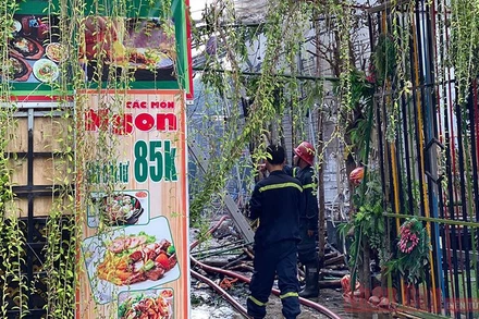 Lực lượng PCCC và cứu hộ cứu nạn Quận 12 có mặt kịp thời dập tắt đám cháy.