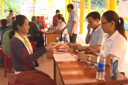 Cấp tiền cho người dân khó khăn do dịch Covid-19 tại huyện miền núi Nam Trà My.