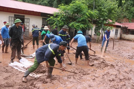 Cán bộ, chiến sĩ Phòng Cảnh sát PCCC Công an tỉnh Điện Biên giúp nhân dân xã Nậm Nhừ khắc phục hậu quả lũ quét.