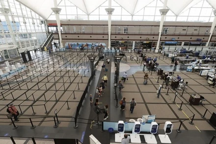 Hành khách tới điểm kiểm tra an ninh phía nam tại sảnh chính của sân bay quốc tế Denver, Mỹ, ngày 22-7. (Ảnh: AP)