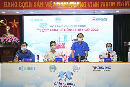 Các thành viên Ban Tổ chức cung cấp thông tin về chương trình.
