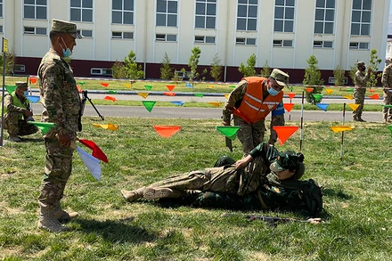 Nhân viên Quân y Việt Nam thực hiện bài thi. Ảnh: BẠCH ĐẰNG