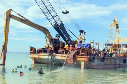 Thi công tuyến cáp ngầm đưa điện ra xã đảo Nhơn Châu (Bình Định).