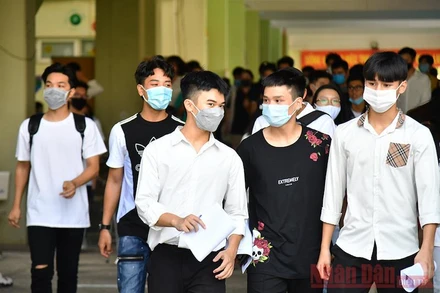 Thí sinh đến làm thủ tục dự thi chiều 8-8 (Ảnh: THUỶ NGUYÊN)