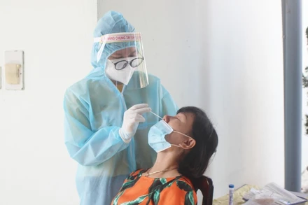 Ngành y tế khẩn trương lấy mẫu xét nghiệm để truy vết, ngăn chặn dịch lây lan.