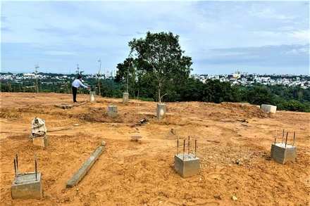 Một công trình xây dựng trái phép trong khu vực quy hoạch đất rừng cảnh quan nằm tại tổ dân phố 7 và buôn Kô Siêr, phường Tân Lập vẫn còn các trụ bê-tông. 