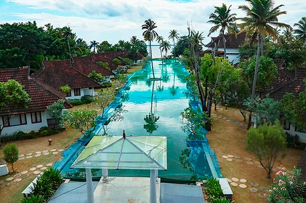 Hồ bơi dài 150m, rộng 15m trong khu nghỉ dưỡng Aveda đã phải chuyển đổi thành hồ nuôi cá (Ảnh: ARABNEWS)