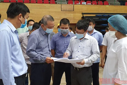 Bí thư Thành ủy Đà Nẵng Trương Quang Nghĩa kiểm tra tiến độ thi công, trưa 2-8.