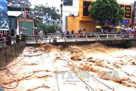 Nên tránh xa các cây cầu bên trên dòng nước chảy mạnh. Nước chảy mạnh có thể cuốn trôi các cây cầu mà không có dấu hiệu cảnh báo nào. (Ảnh: TTXVN)