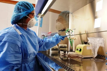 Tiến hành xét nghiệm PCR tại Bệnh viện T.Ư Huế.