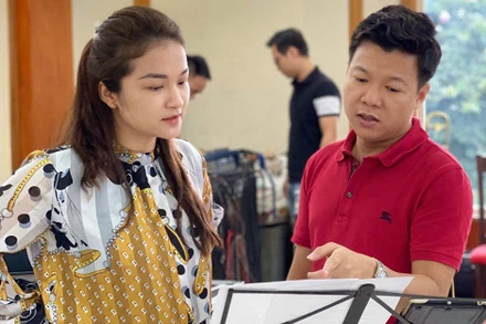 Ca sĩ Đỗ Tố Hoa và ca sĩ Vũ Thắng Lợi đang nỗ lực tập luyện cho chương trình.