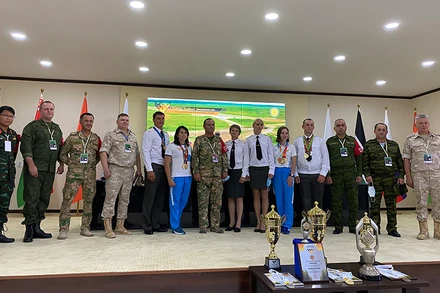 Tổ Trọng tài quốc tế tại Army Games 2020 chụp ảnh với các vận động viên Uzbekistan từng đoạt Huy chương Vàng Olympic. Ảnh: BẠCH ĐẰNG/Quân đội nhân dân.