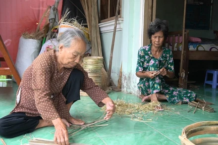 Cụ bà Đỗ Thị Quảng (trái), năm nay đã ngoài 80 tuổi đã có gần 60 năm làm nghề đan đát còn cụ bà Phạm Thị Diễm Lệ, năm nay 72 tuổi, có hơn 50 năm trong nghề.