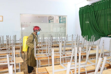 Trước ngày diễn ra kỳ thi tốt nghiệp THPT năm 2020, tại các điểm thi, phòng thi đều tổ chức phun thuốc khử khuẩn phòng, chống dịch Covid-19 .