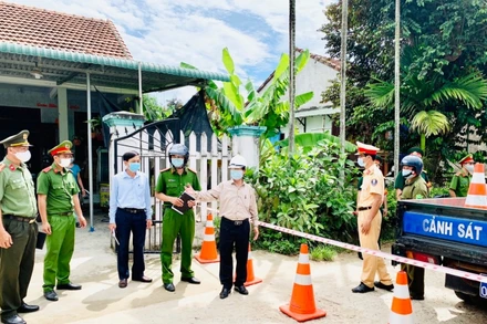 Lãnh đạo huyện Bình Sơn trực tiếp đến hiện trường chỉ đạo lực lượng chức năng phong tỏa khu dân xóm 3, thôn Mỹ Huệ 1.