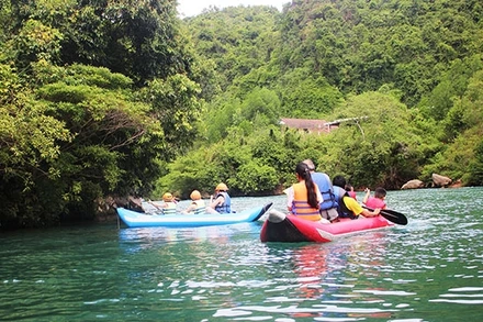 Khách trong nước và quốc tế du ngoạn sông Chày và xuôi đến mua các sản phẩm của làng nghề.