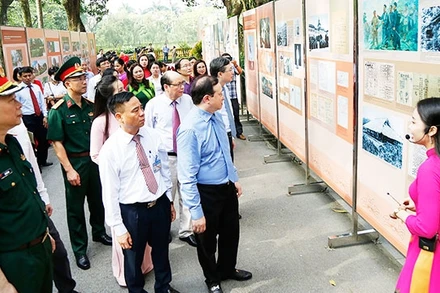 Đông đảo người dân tìm hiểu cuộc đời hoạt động của Bác tại Triển lãm “Chủ tịch Hồ Chí Minh - Lãnh tụ vĩ đại của Đảng Cộng sản và nhân dân Việt Nam, Đại sứ hòa bình và hữu nghị của nhân dân thế giới”. Ảnh: KHIẾU MINH