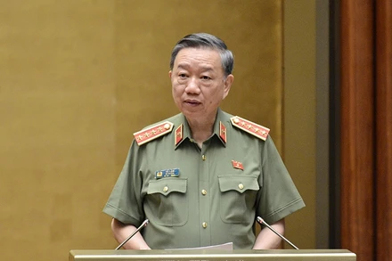 Bộ trưởng Công an Tô Lâm thừa ủy quyền của Thủ tướng Chính phủ trình bày Tờ trình Luật Cư trú (sửa đổi). Ảnh: QUANG HOÀNG.