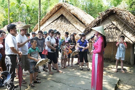 Người dân chăm chú lắng nghe kể về cuộc đời và sự nghiệp của Bác tại Khu di tích Quốc gia đặc biệt Kim Liên (xã Kim Liên, huyện Nam Đàn, Nghệ An). Ảnh: ĐĂNG KHOA