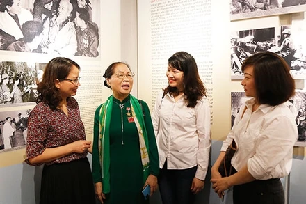 Anh hùng Lực lượng vũ trang nhân dân Trương Thị Khuê kể chuyện về Bác Hồ cho các bạn trẻ.