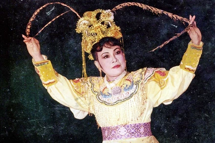 NSND Ðàm Liên vai Liễu Nguyệt Tiêm trong vở Ðào Phi Phụng. Ảnh: TIẾN DŨNG