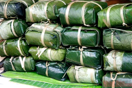 Nhiều người giữ thói quen tự gói bánh chưng cho gia đình dịp Tết. Ảnh: NGÔ VƯƠNG ANH