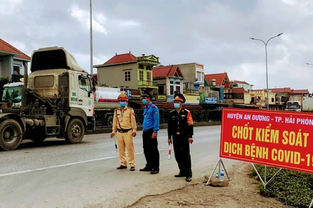 Chốt kiểm soát dịch bệnh trên quốc lộ 5.