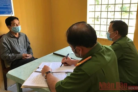 Điều tra viên lấy lời khai đối tượng cầm đầu đường dây.