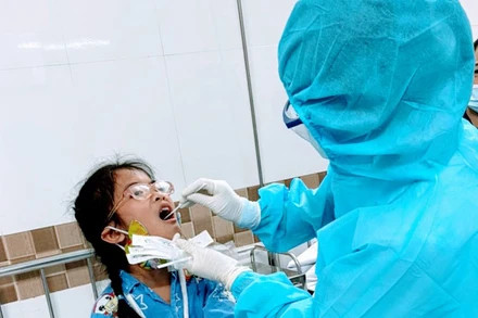 Lấy mẫu xét nghiệm SARS-CoV-2 tại Bệnh viện Trẻ em Hải Phòng