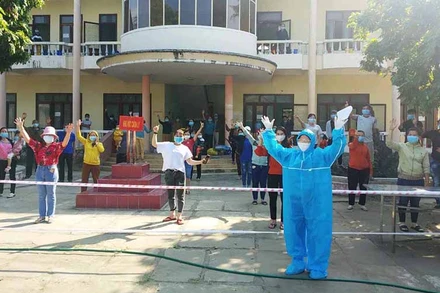 Niềm vui của người dân sau khi được công nhận hoàn thành cách ly tập trung phòng, chống dịch Covid-19.